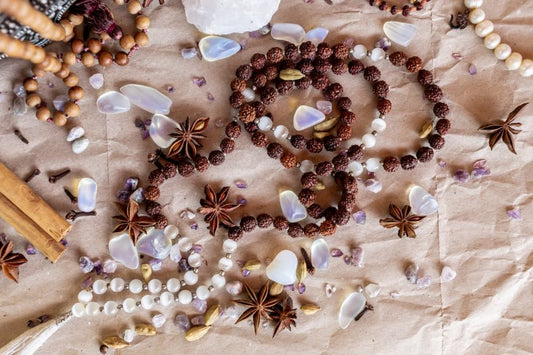 photo d un mala en pierres naturelles, autour du palo santo, des pierres, des anis étoilé.