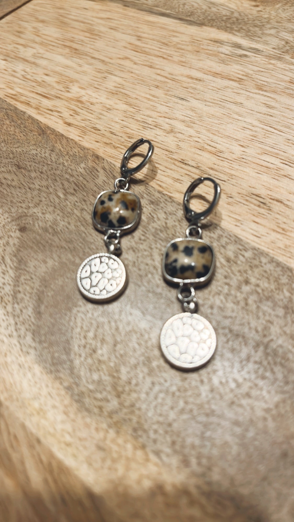 boucles d'oreilles pendantes motif pierre léopard