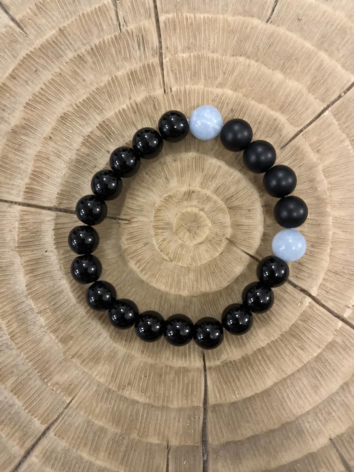 bracelet en pierres naturelles rondes d'aigue marine, d'Onyx et de Tourmaline.