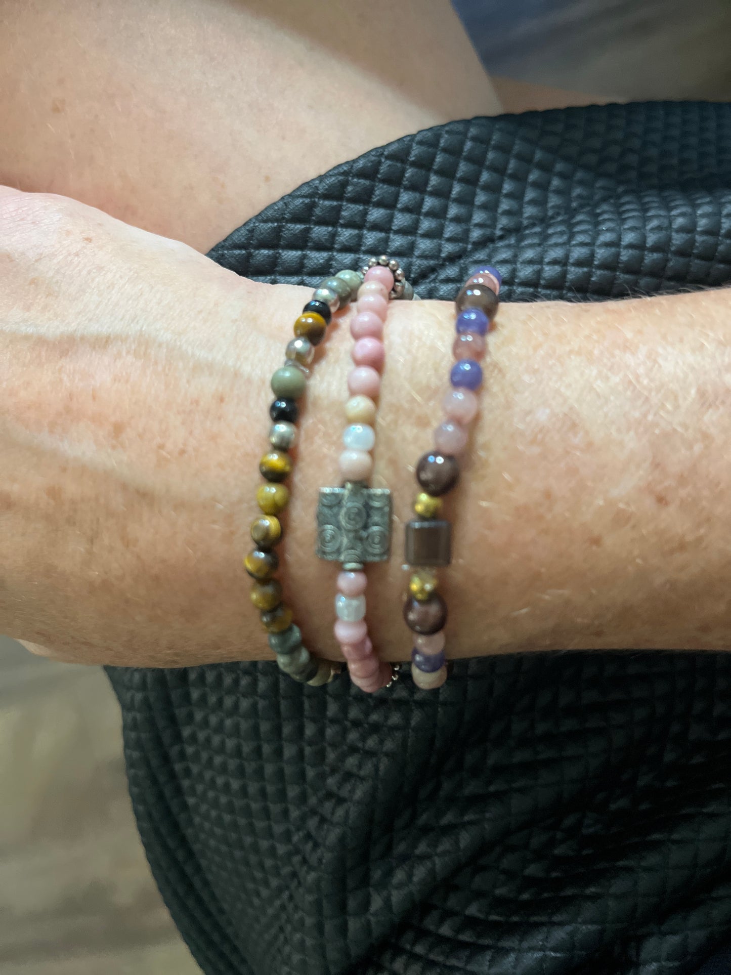 trois bracelets de petites pierres naturelles couleurs mélangées