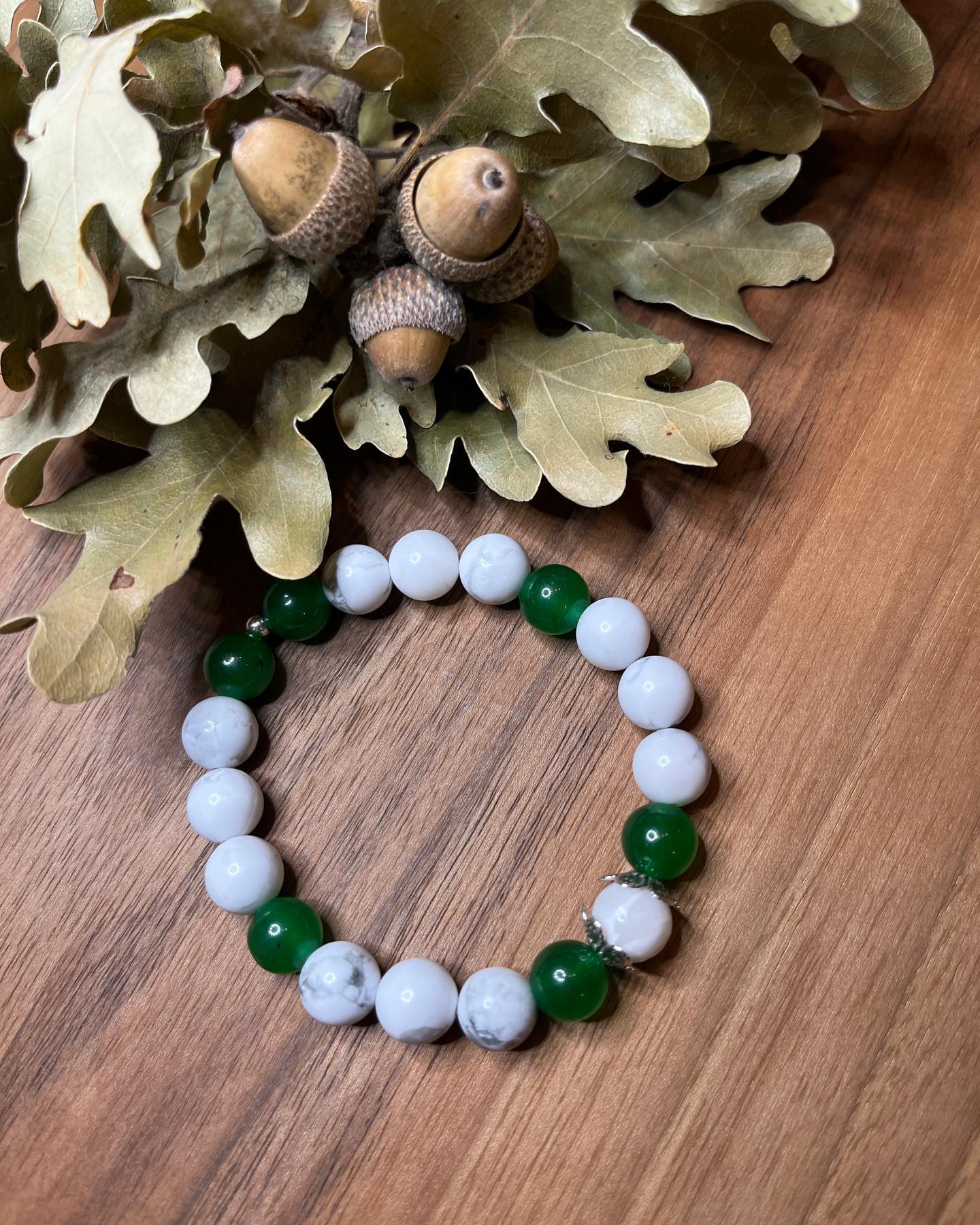 bracelet en pierres naturelles de Howlite et de jade verte