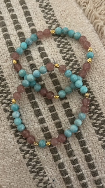 deux bracelets en pierres naturelles d'amazonite et de quartz fraise
