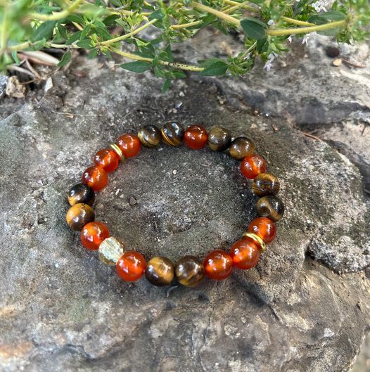 bracelet en pierres naturelles de cornaline et d'oeil de tigre posé sur une pierre