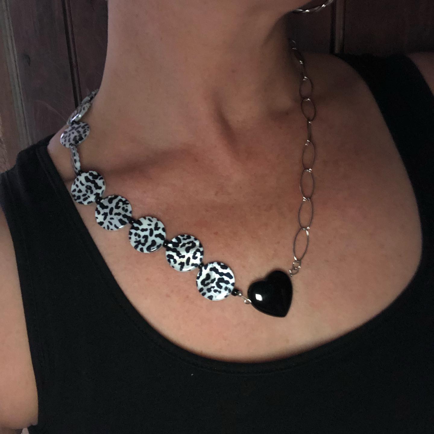 collier un côté chaine un côté perles noire et blanche et pendentif coeur noir d'agate