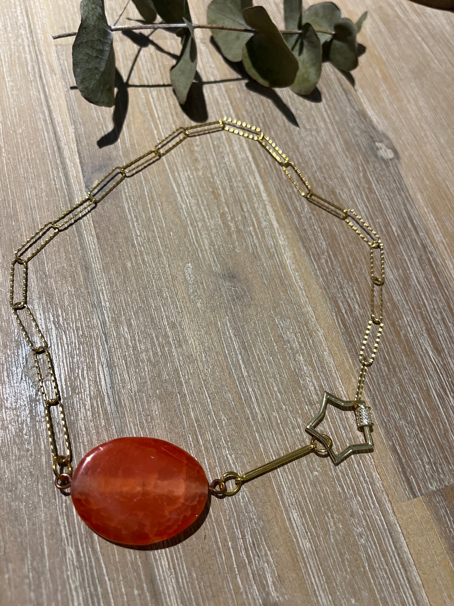 collier ras de cou fermoir étoile et grosse pierre d'agate