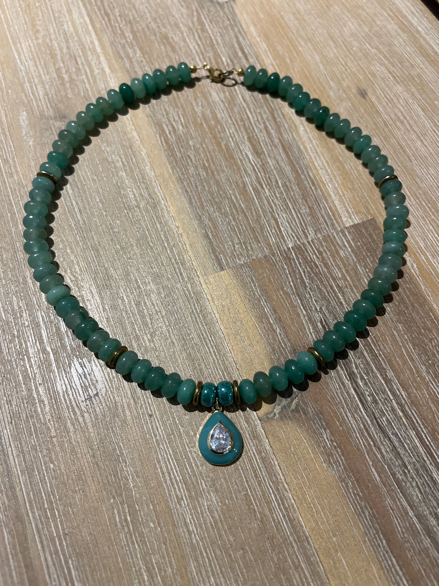 collier ras de cou en pierres naturelles d'Aventurine et pendentif vert et strass