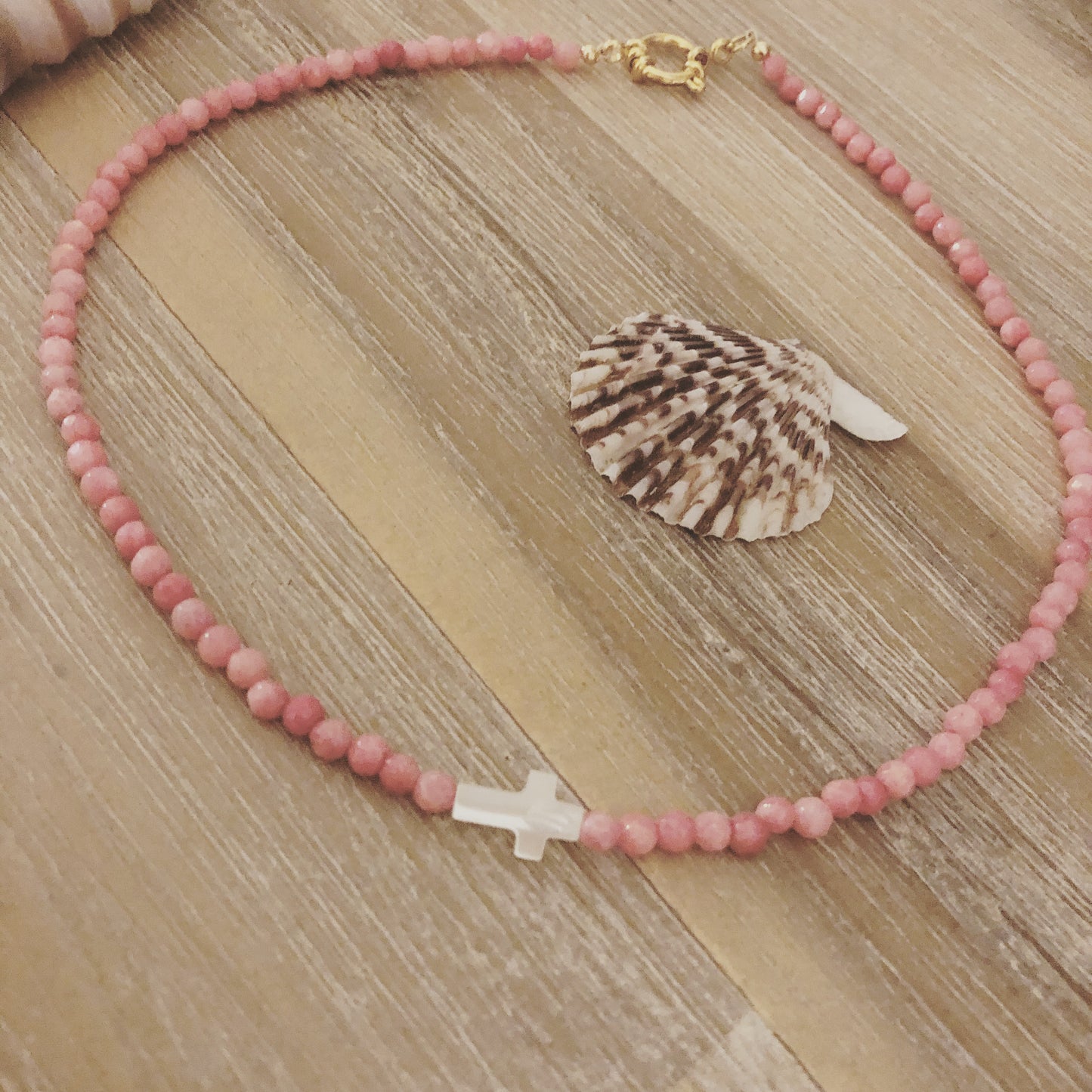 collier ras de cou en perles de bambou de mer rose et croix en nacre