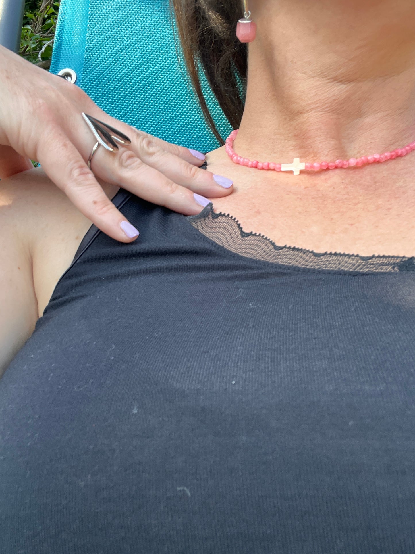 collier ras de cou en perles de bambou de mer rose et croix en nacre
