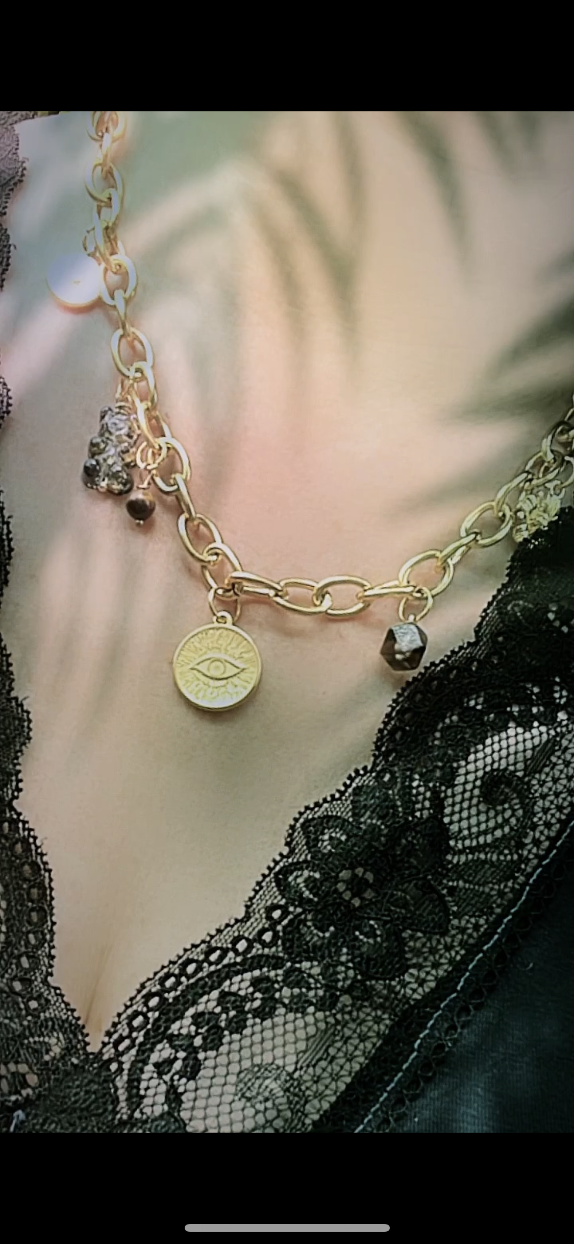 collier en chaîne doré en ces pendentifs charms de protection