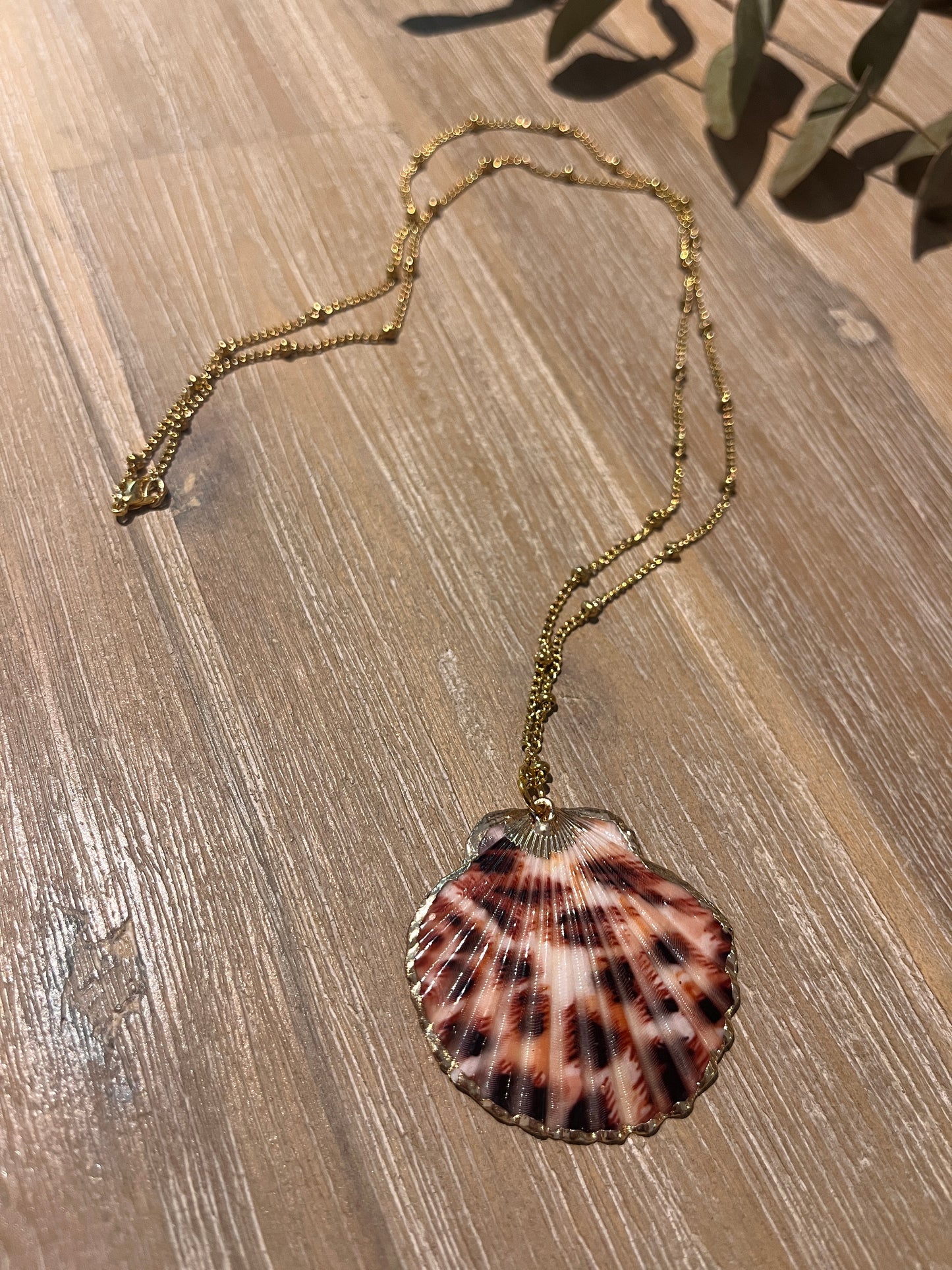 sautoir chaine boule dorée et son pendentif coquillage