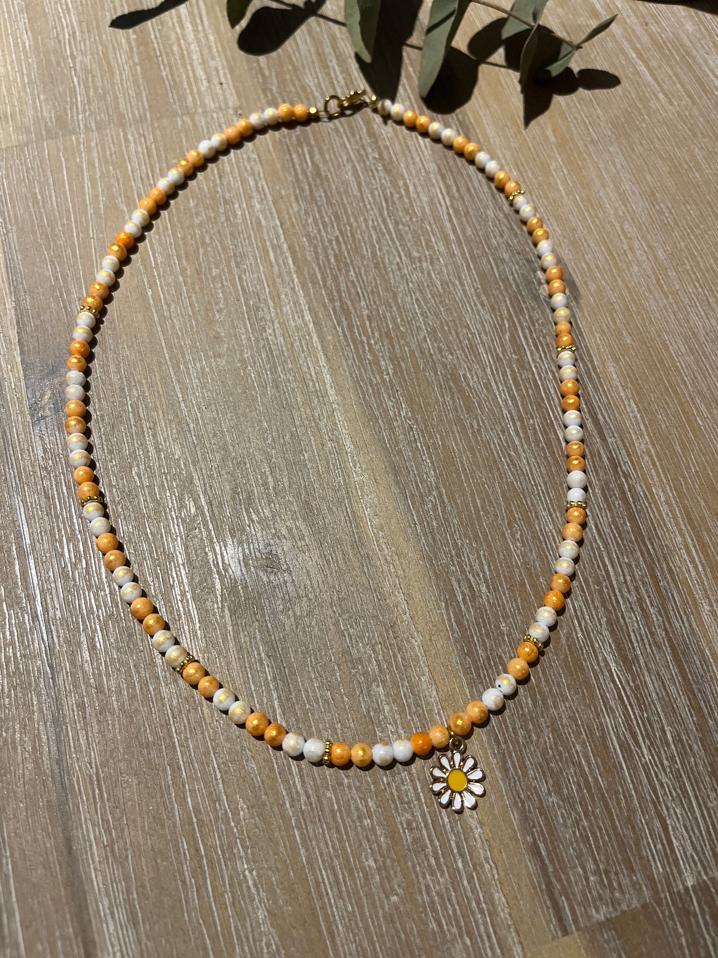 collier ras de cou pendentif fleur et perles naturelles