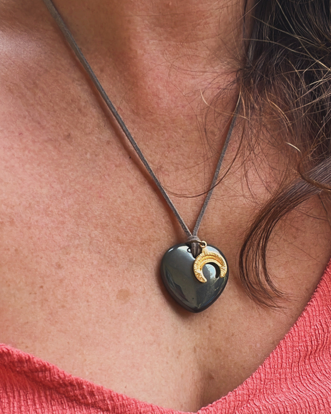 collier en cordon de nubuck gris pendentif en pierre naturelle coeur d'hématite noire et corne