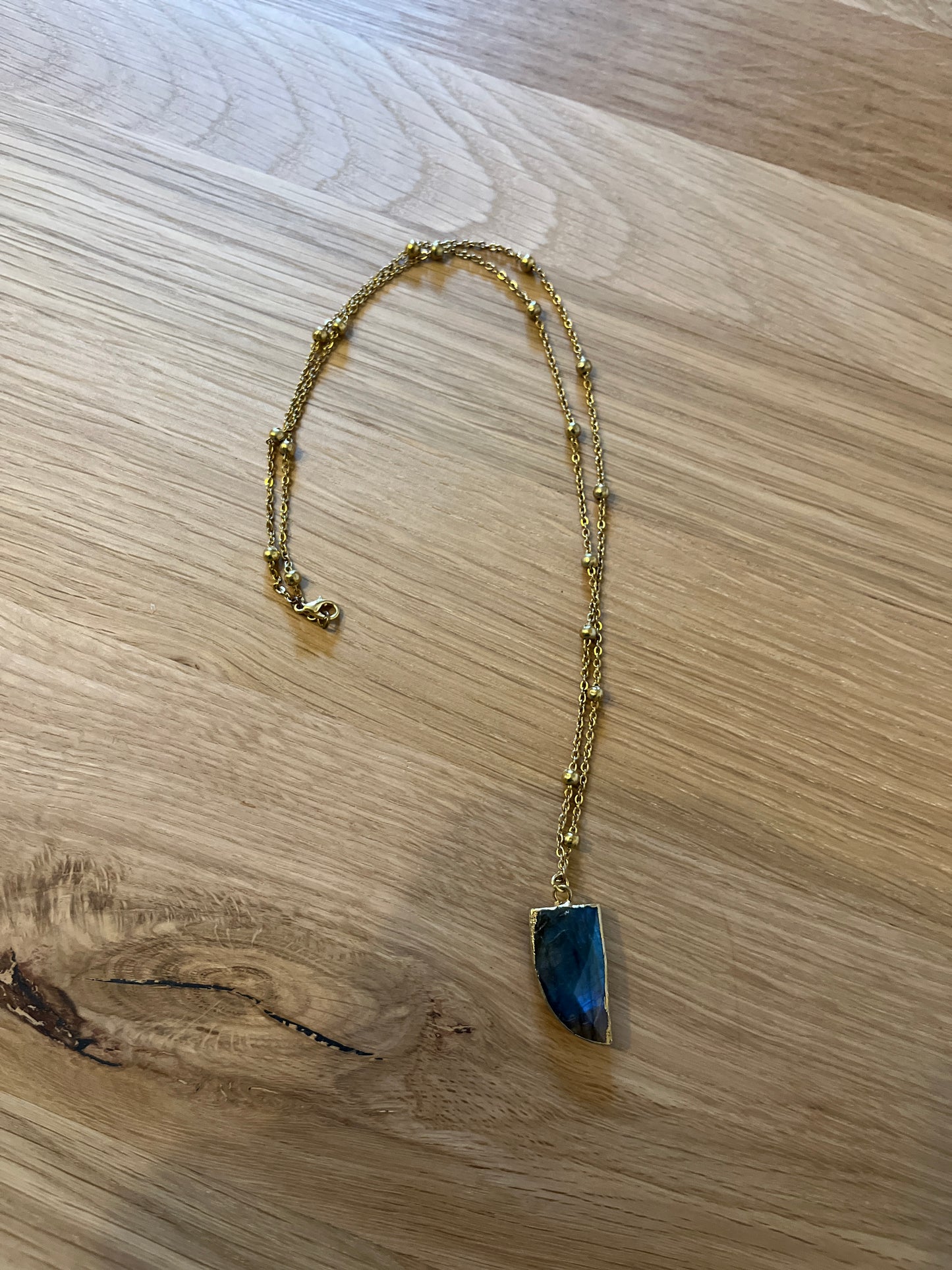 chaine doré boule avec son pendentif pointe de Labradorite