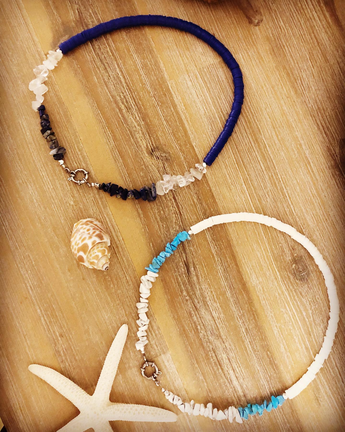 collier en pierres de lapis lazuli cristal de roche et perles heishi bleu marine