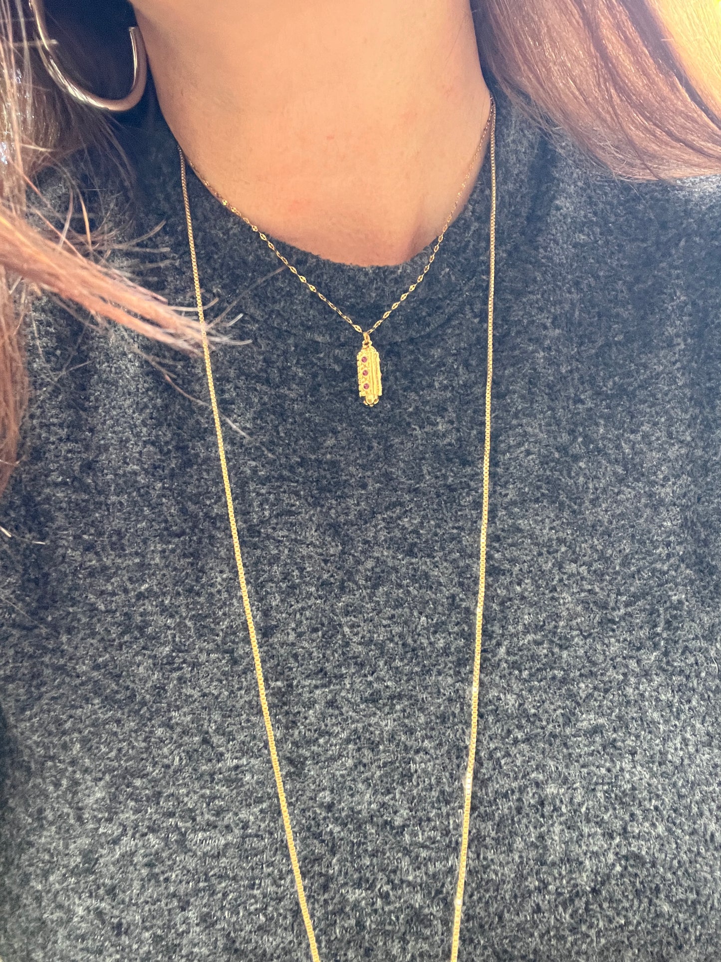 collier doré avec son pendentif fait main en Grèce doré et petits strass rouge