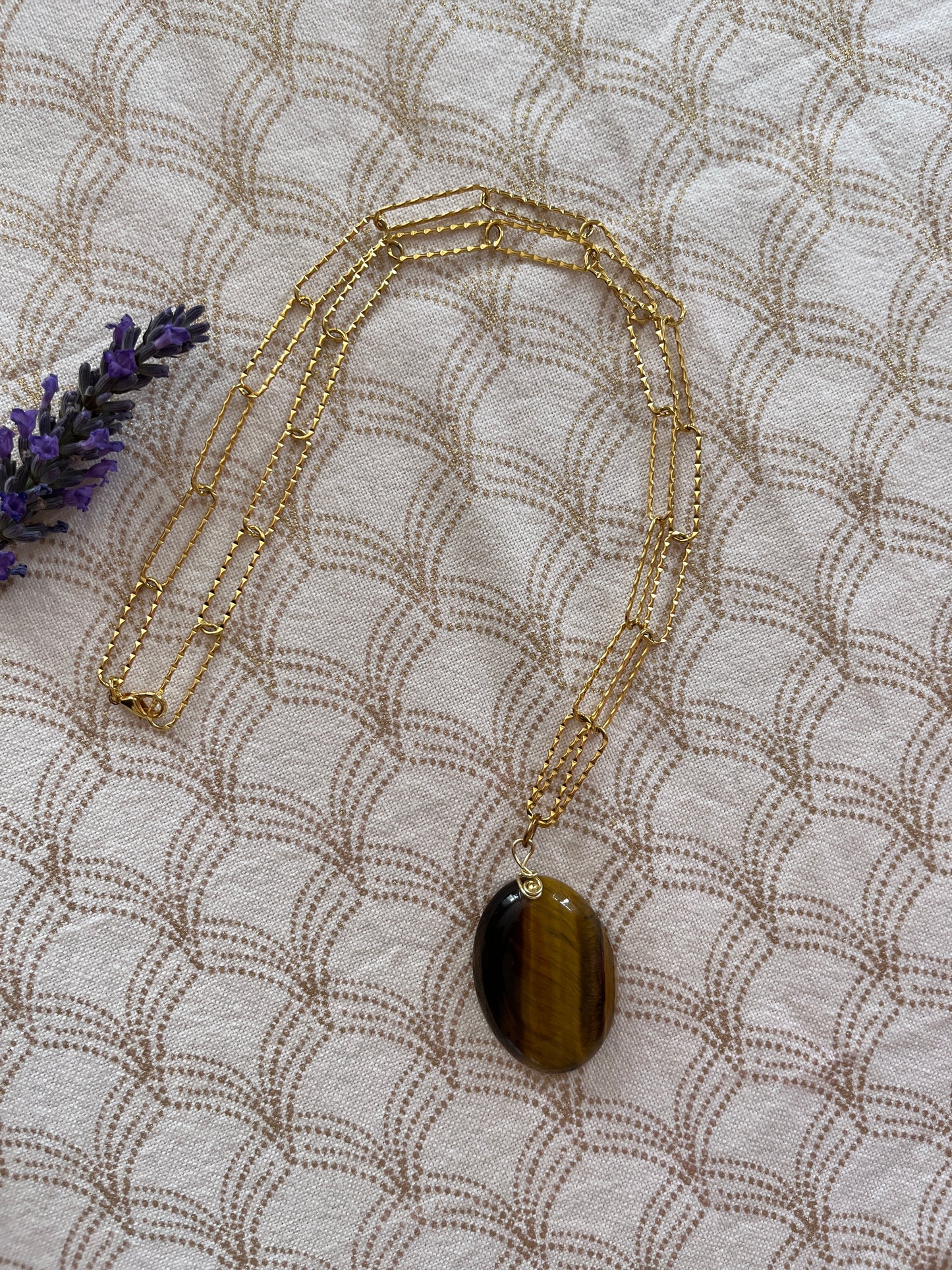 collier chaîne trombone doré et son pendentif ovale oeil de tigre