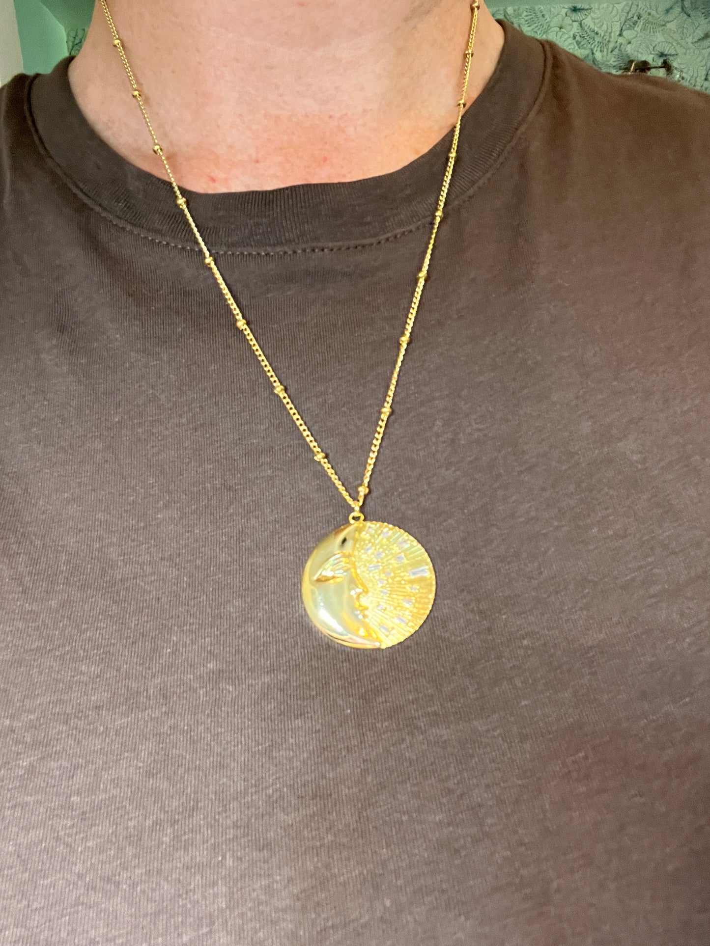chaine doré boule et son pendentif rond lune doré