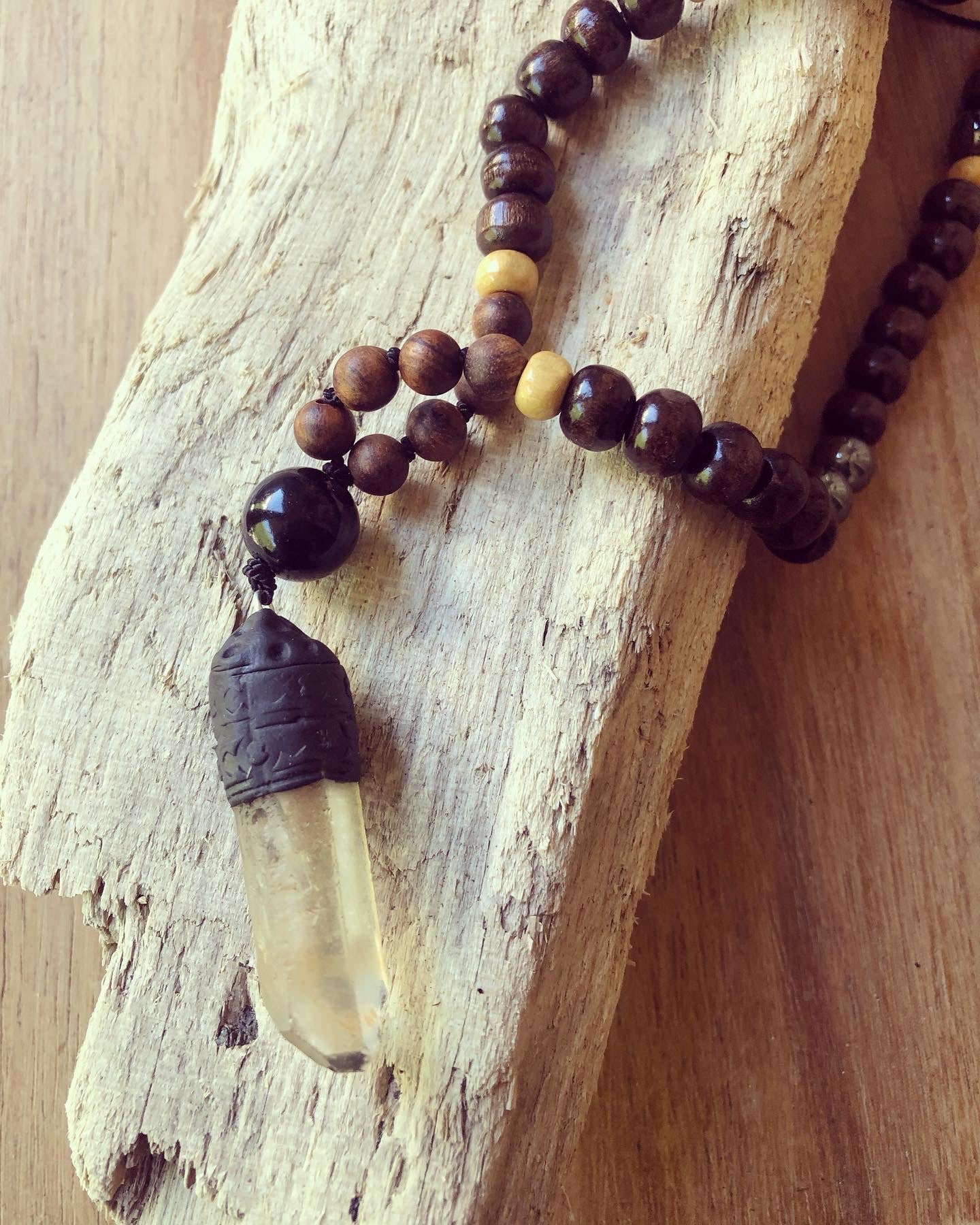 collier style mala en perles de bois et pendentif en quartz