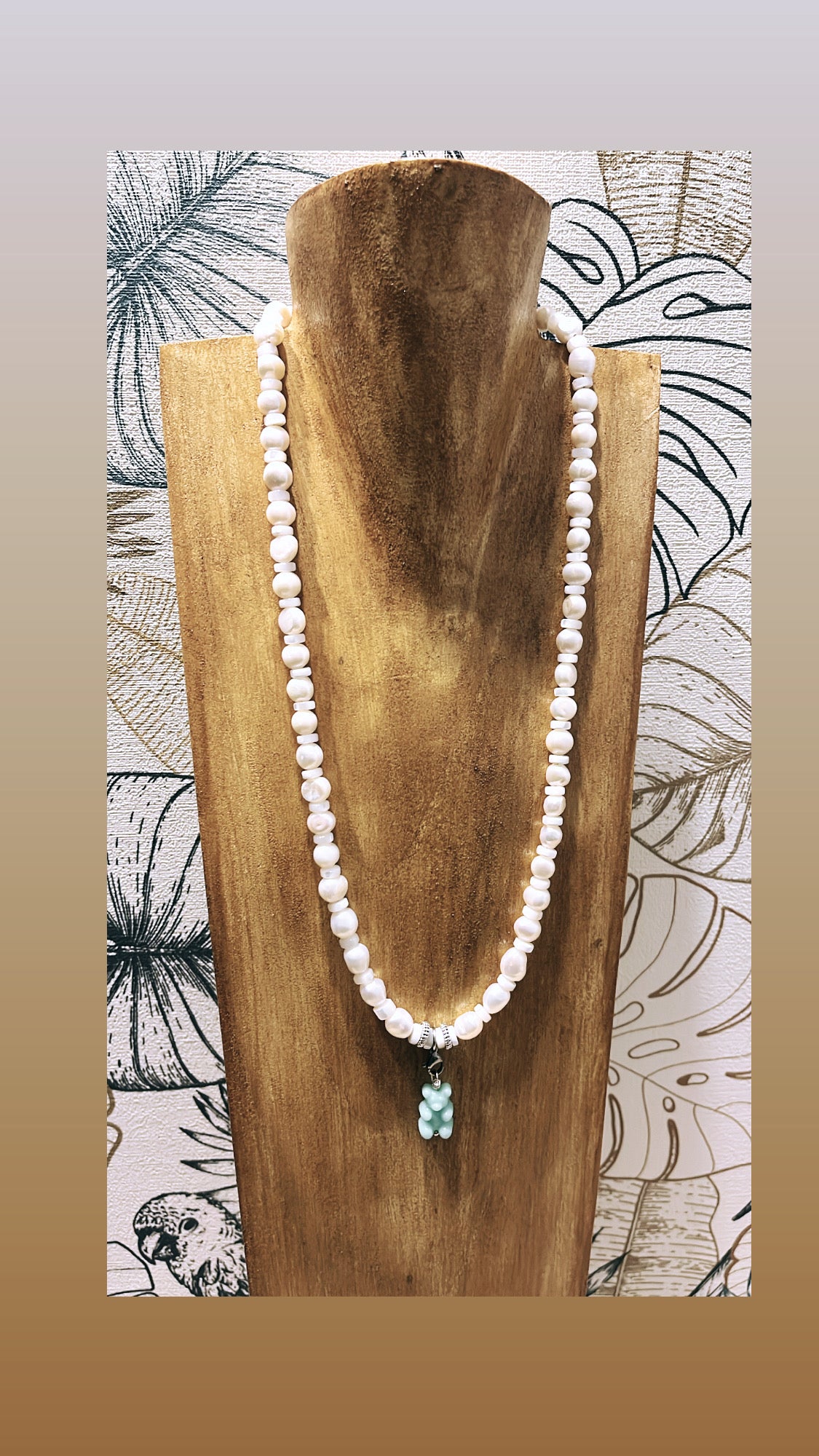 collier en perles naturelles d'eau douce et pendentif nounours