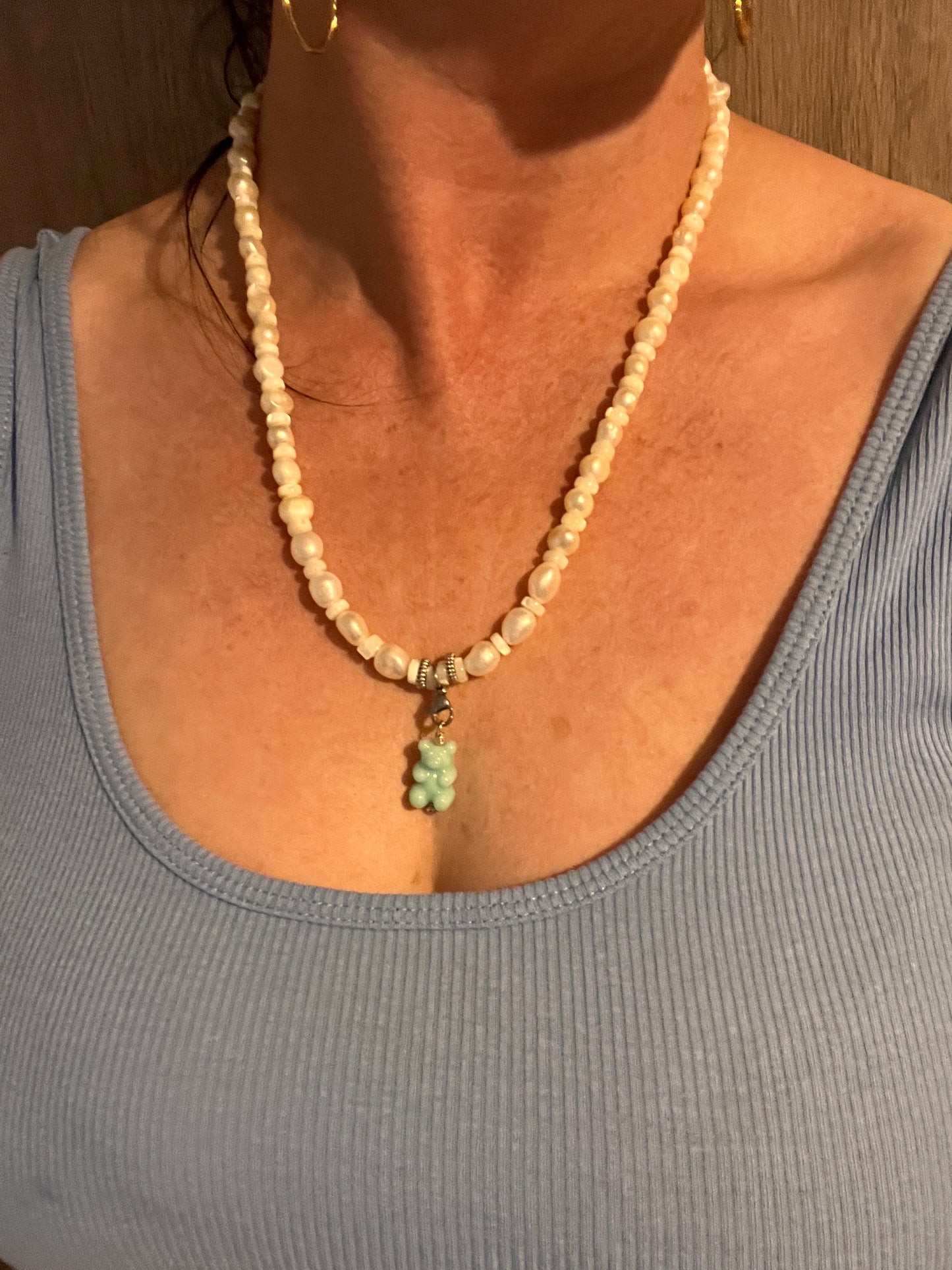 collier en perles naturelles d'eau douce et pendentif nounours