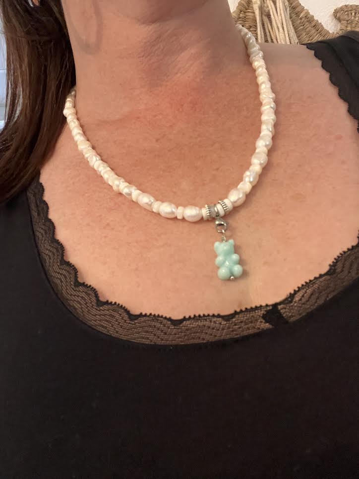 collier en perles naturelles d'eau douce et pendentif nounours