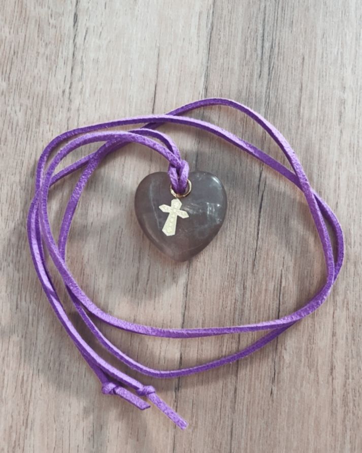 collier en pierre naturelle de fluorine avec son pendentif croix et cordon en nubuck