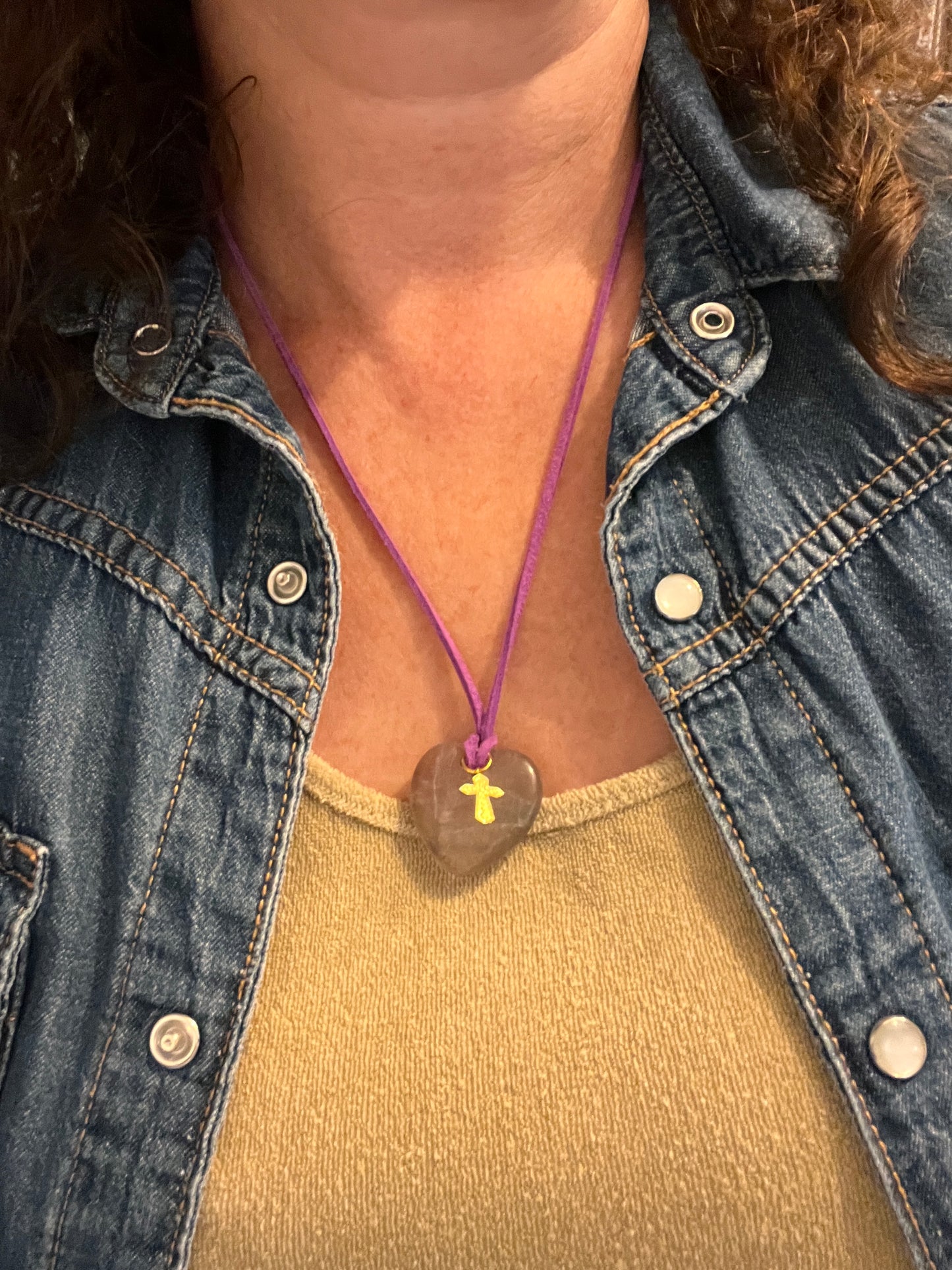 collier en cordon de nubuck violet pendentif en pierre naturelles coeur de fluorine violette et croix