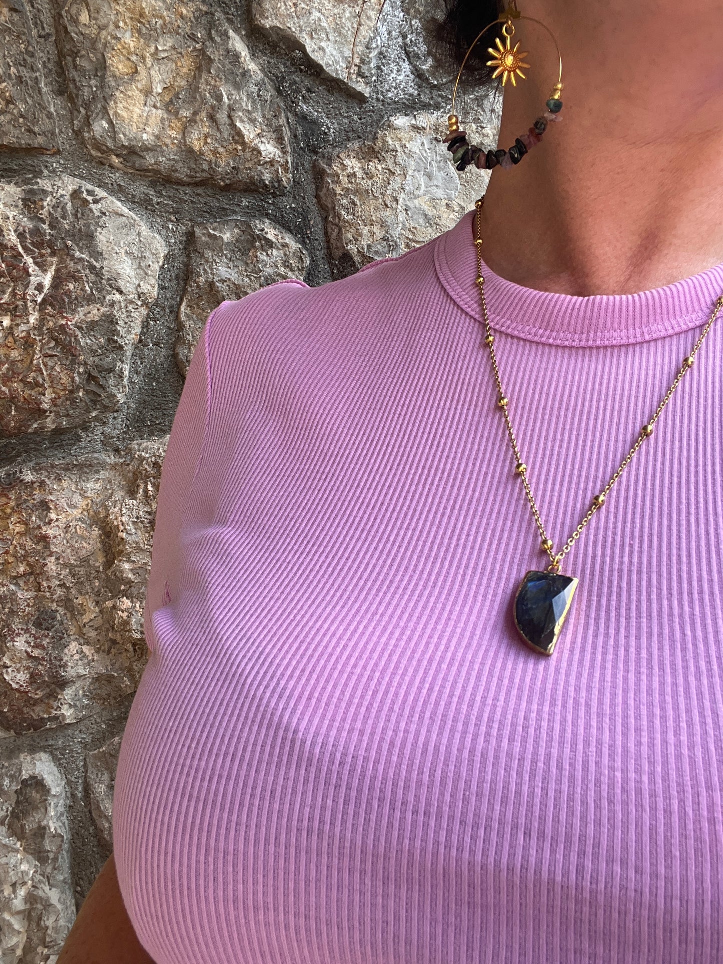 chaine doré boule avec son pendentif pointe de Labradorite