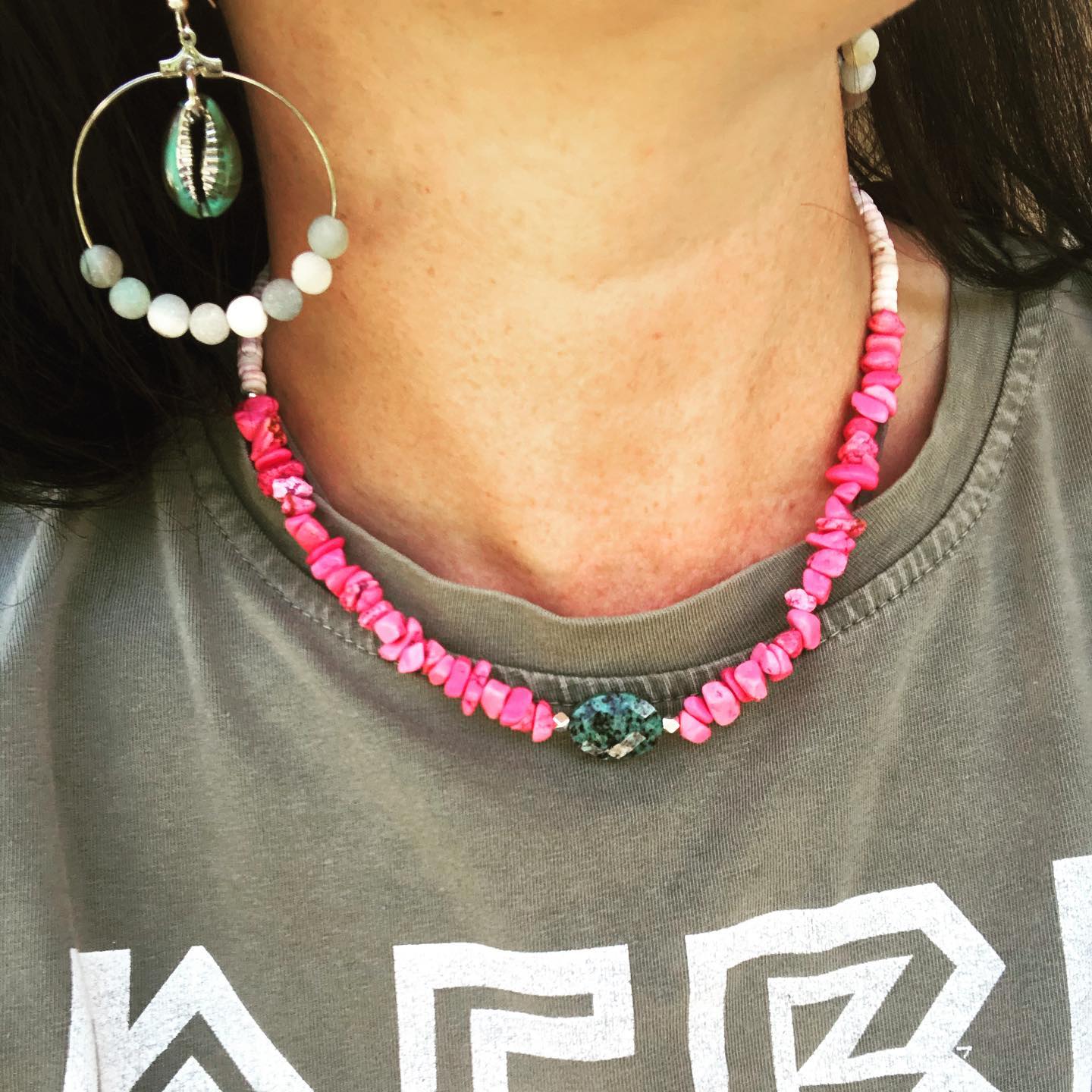 collier en pierres naturelles de turquoise et de perles roses