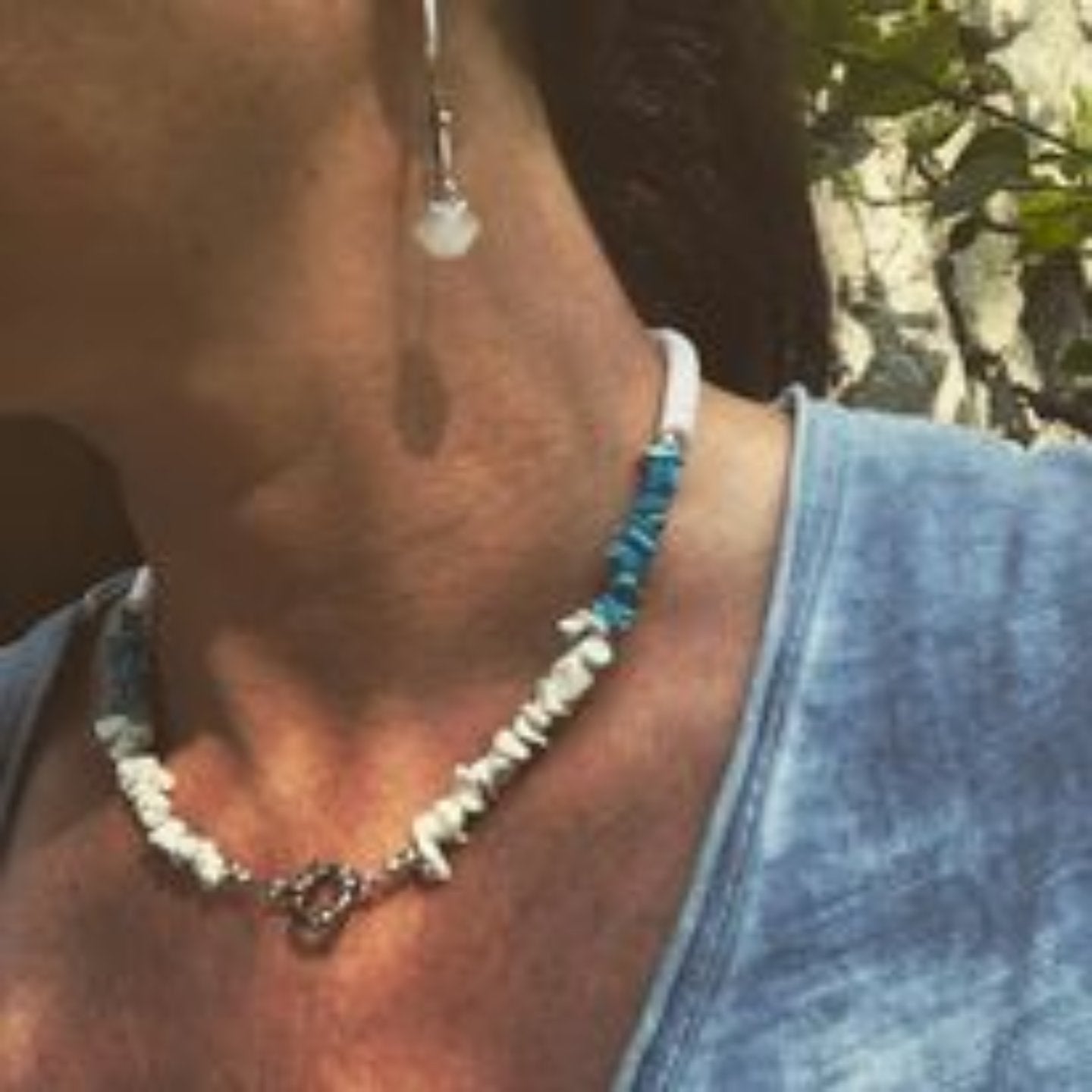 collier perles naturelles howlite teintée et perles de heishi