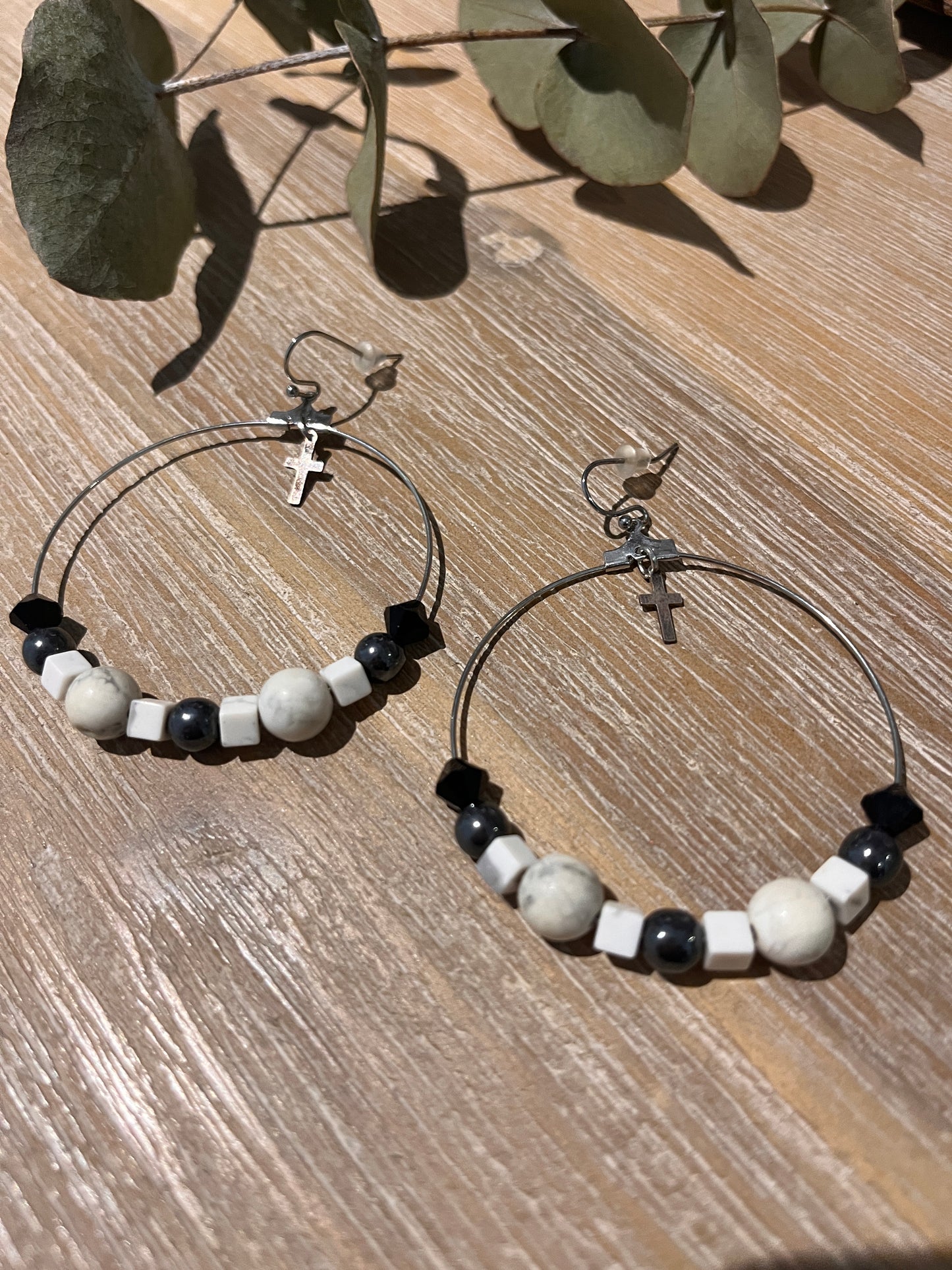 créoles acier inoxydable argenté en pierres de Howlite et pendentif croix