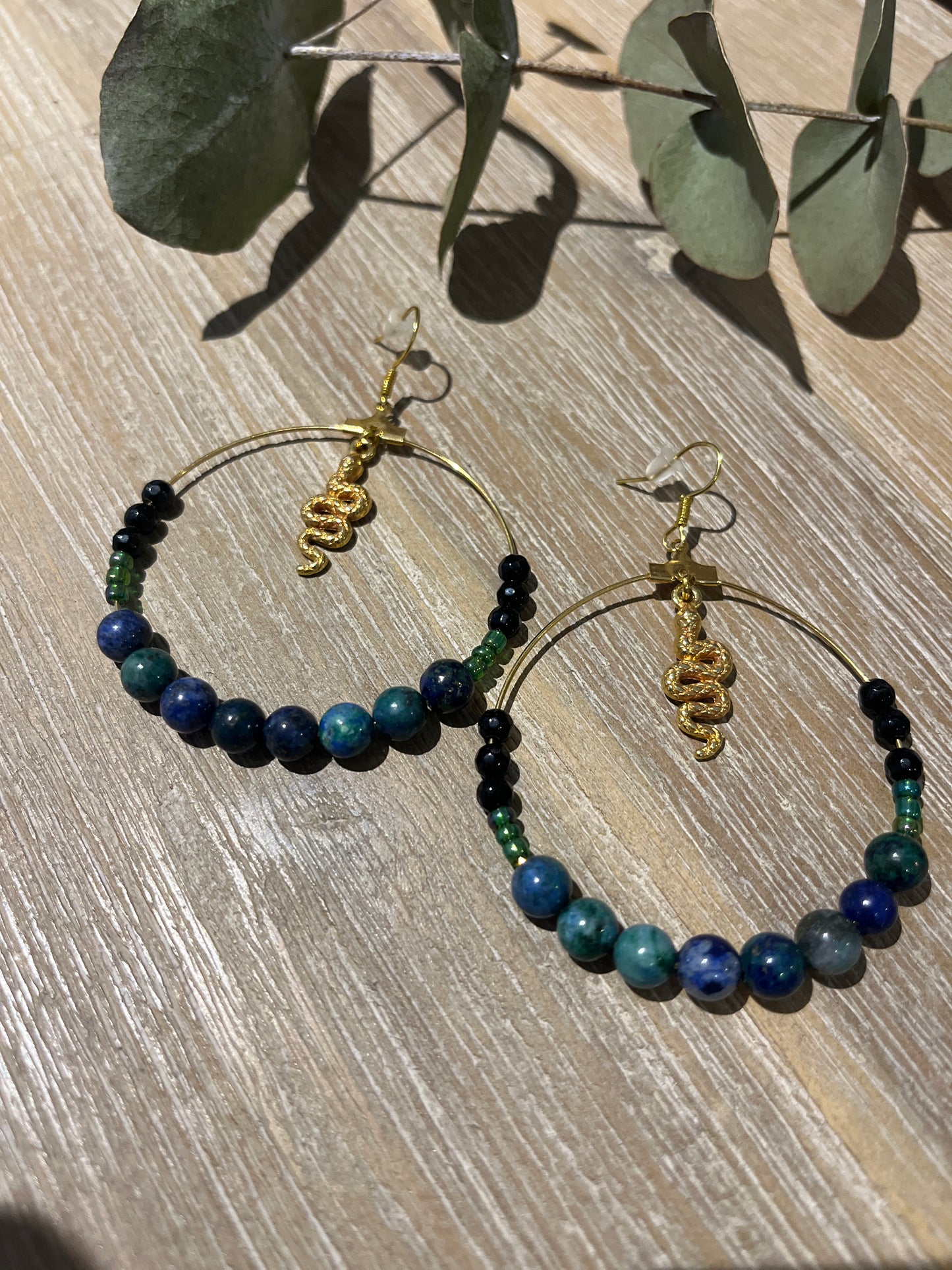 créoles doré pierres azurite et pendentif serpent