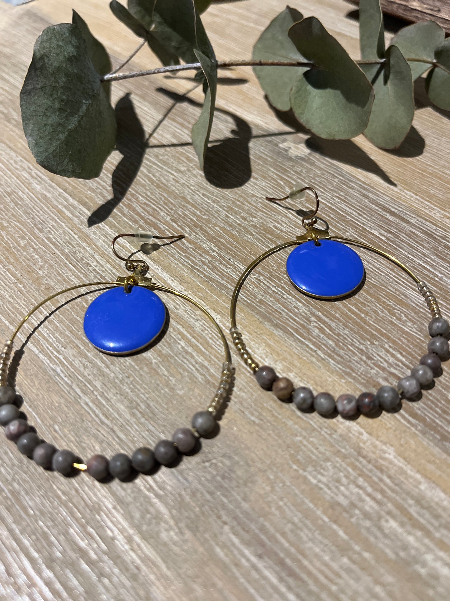 créoles en perles d'agate de pierres et pendants en émaux bleu