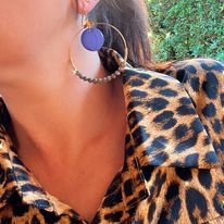 créoles en acier inoxydable doré et perles d'agate et émaux bleu en pendentifs
