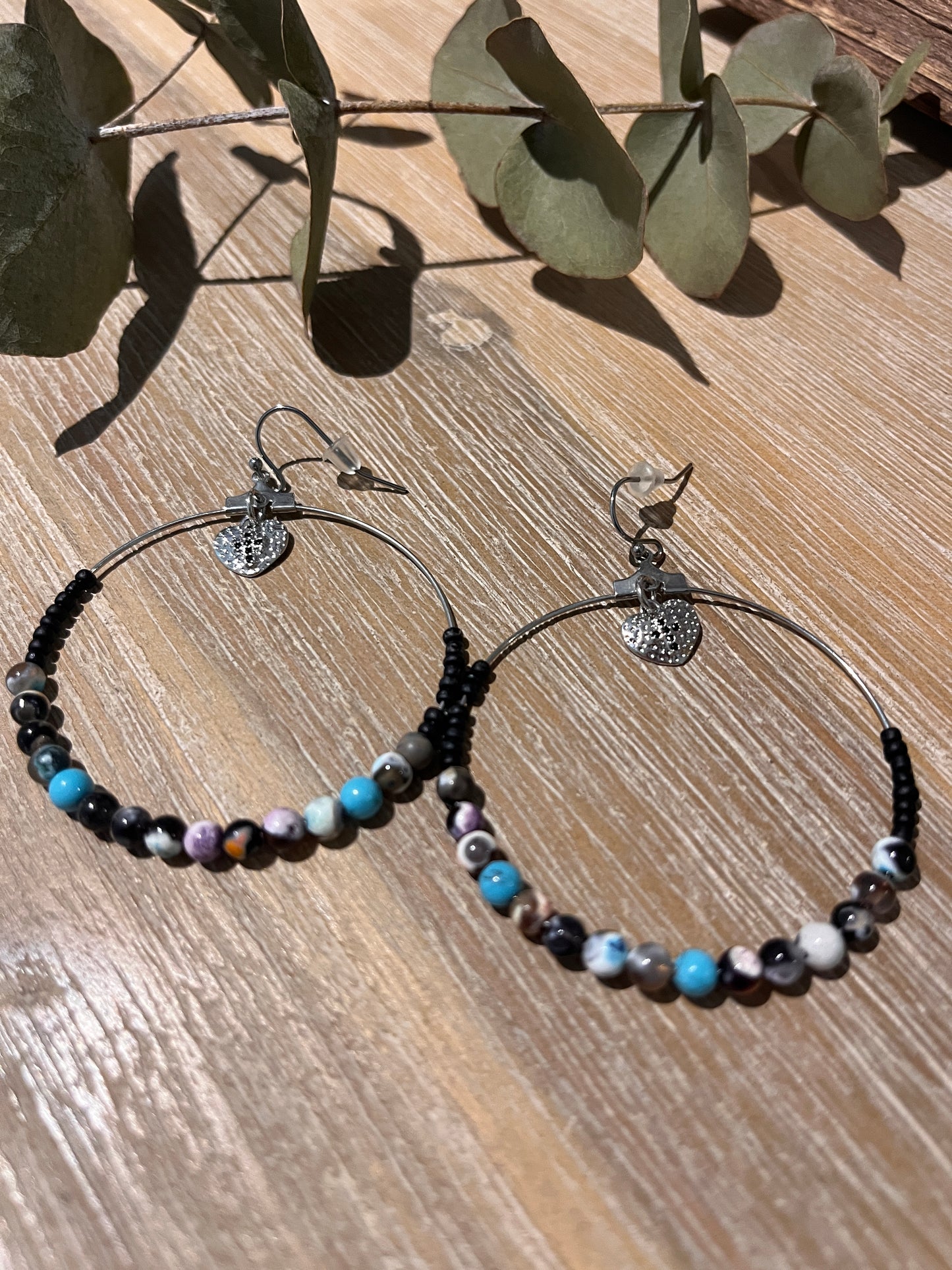 créoles argentés coeur en pendentif et perles d'agates