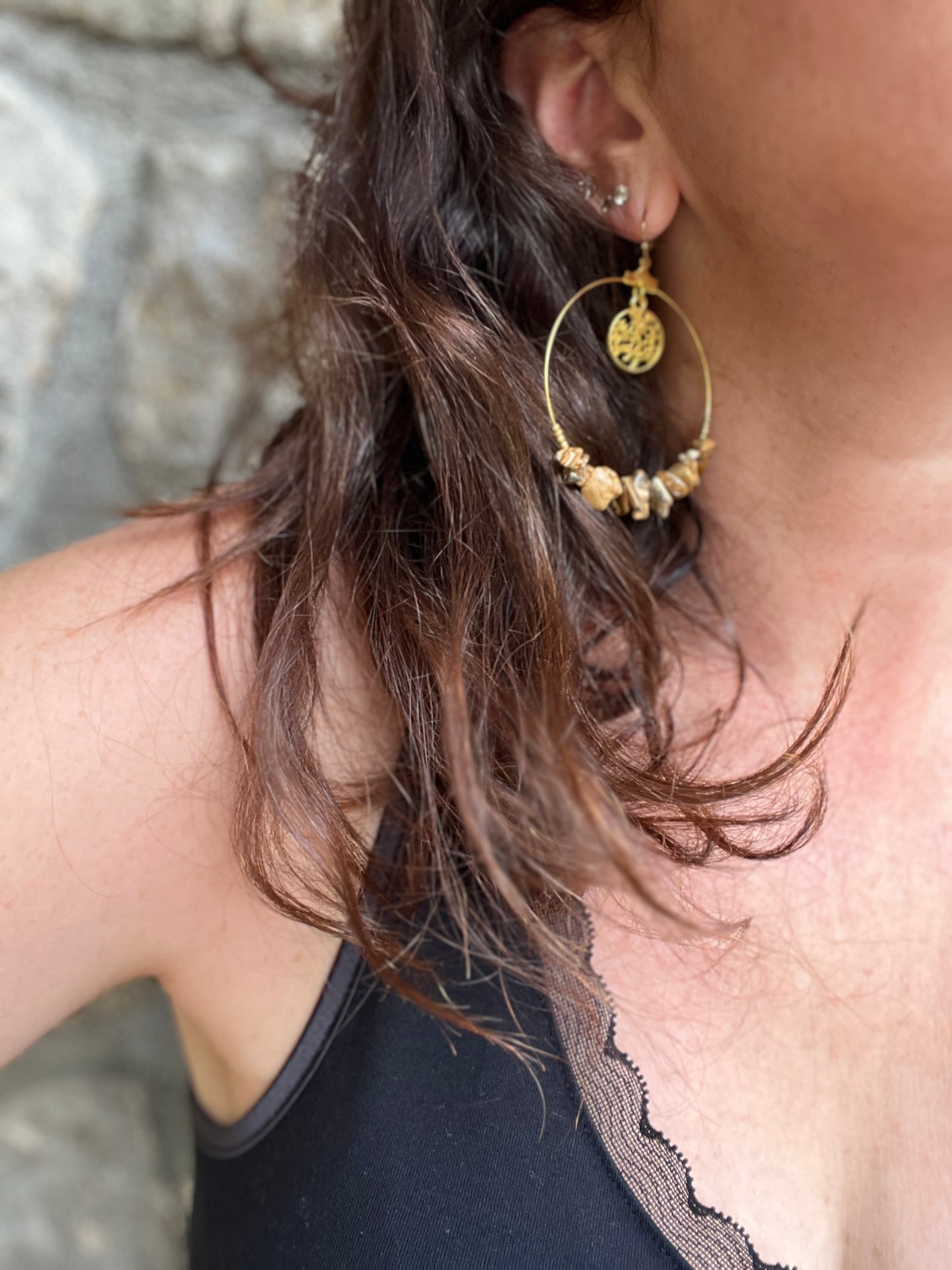 boucles d oreille créoles avec un motif arbre de vie et des pierres jaspe paysage acier inoxydable doré