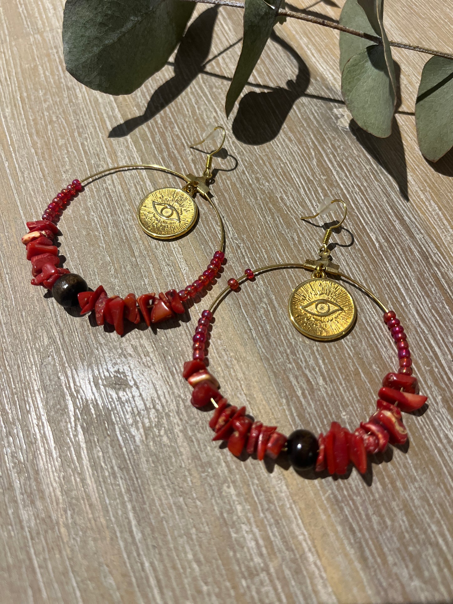 créoles en pierre de jaspe rouge et pendentif en oeil doré de protection