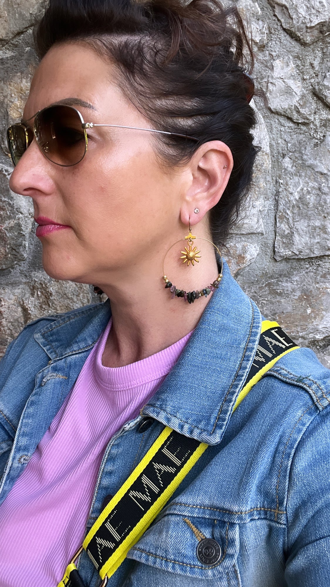 boucles d'oreilles dorées ornées de pierres de tourmaline colorées et d'un pendant soleil