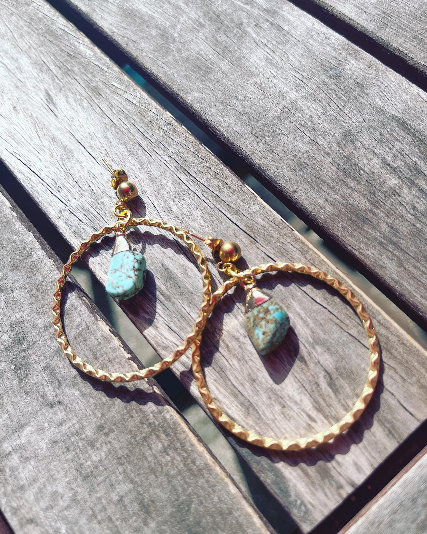 créoles dorées avec un pendentif en pierre de turquoise