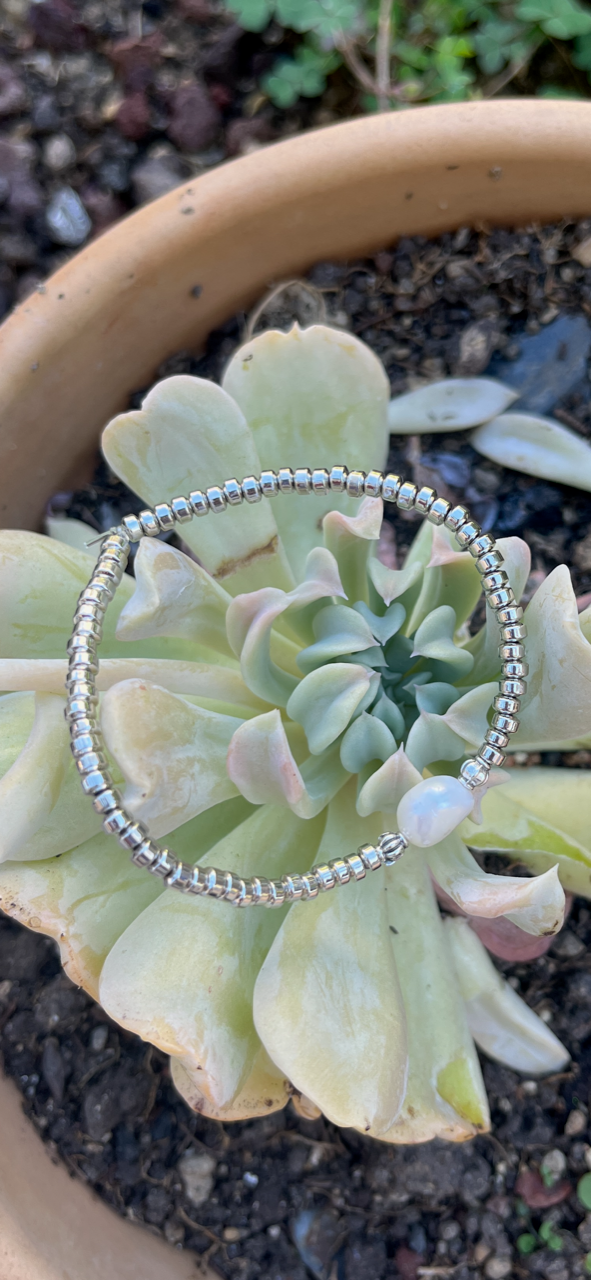 bracelet en perles d'hématites orné d'une perle d'eau douce.