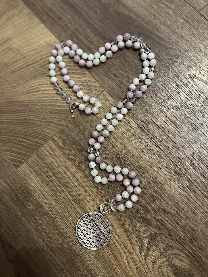 mala en pierres naturelle de kunzite, de pierre de lune et de cristal de roche pendentif fleur de vie