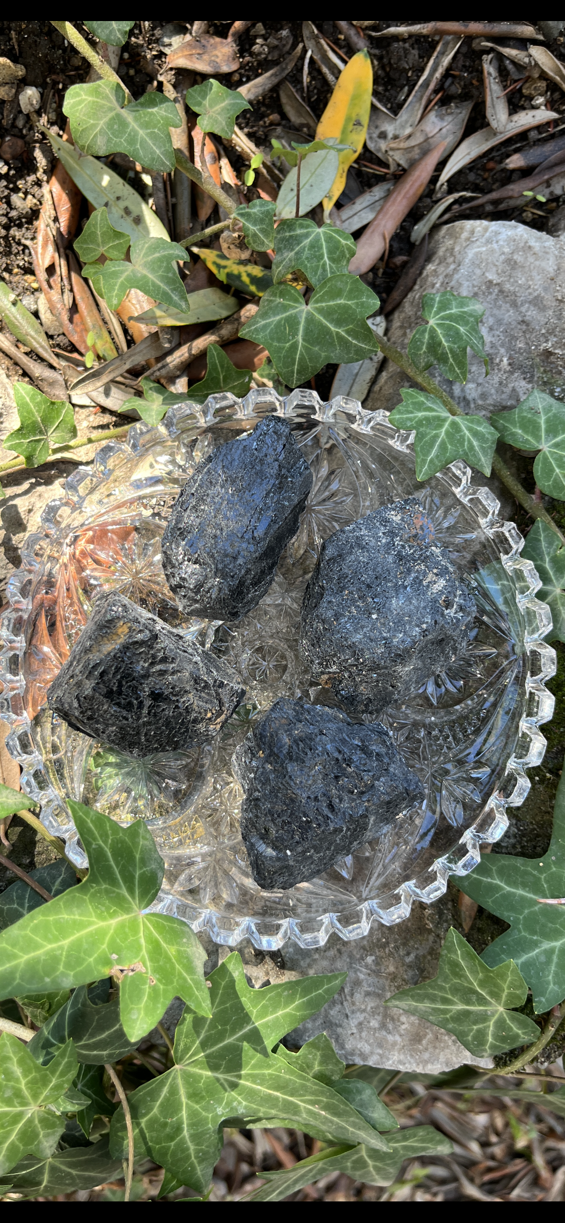 pierres brutes de tourmaline noire ancrage et protection