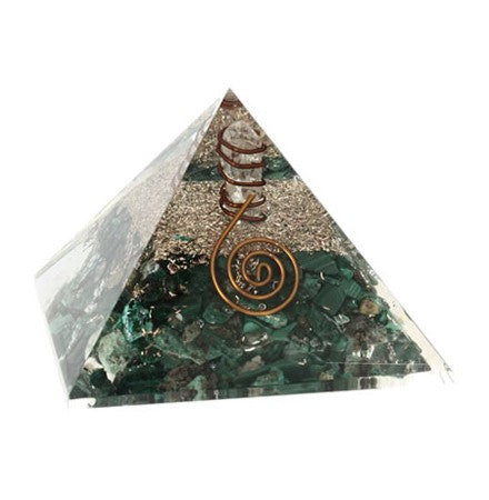 Pyramide en résine, métaux et minéraux de malachite