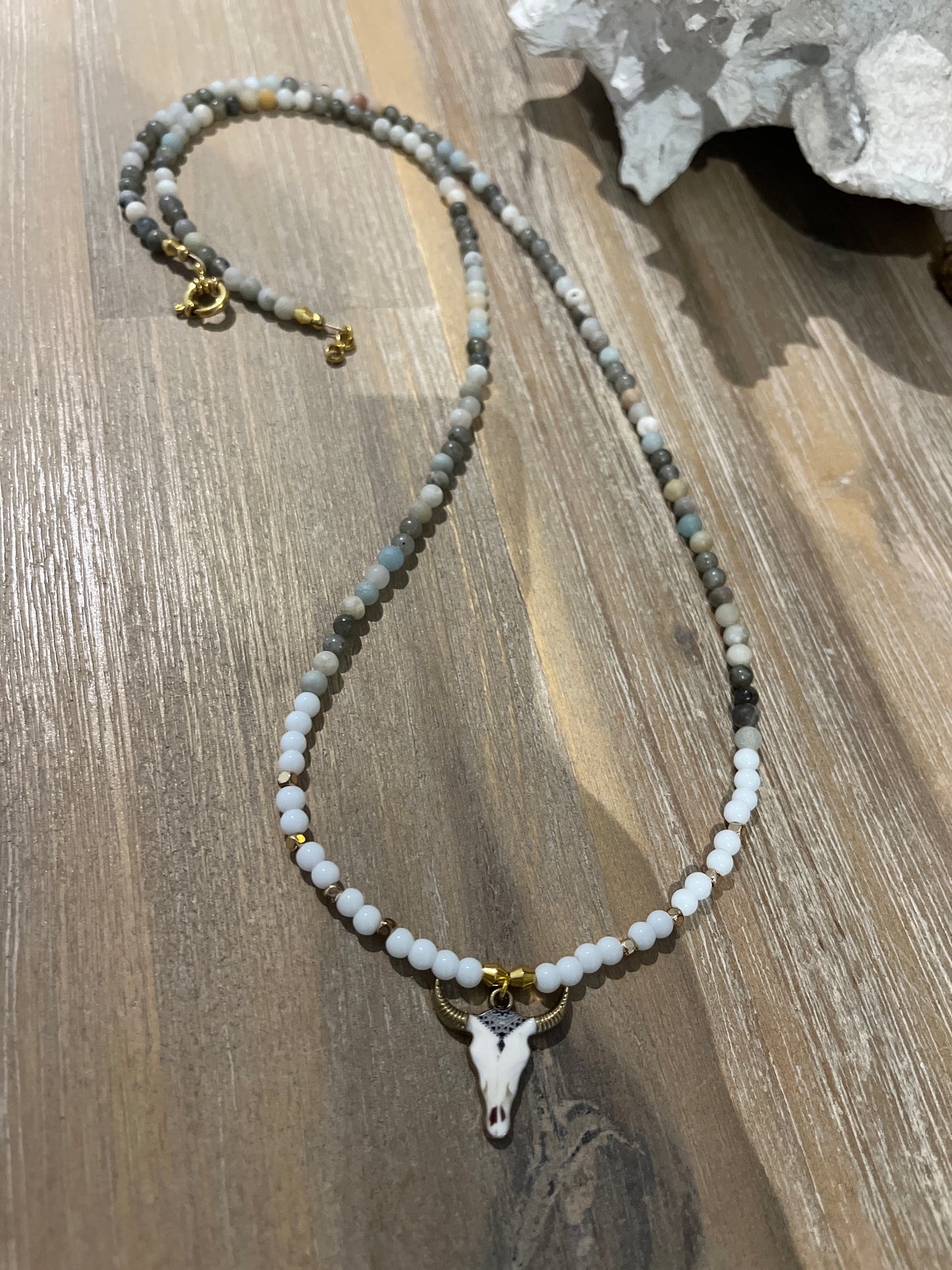 sautoir en pierres naturelles d'amazonite et de labradorite et pendentif corne de buffle