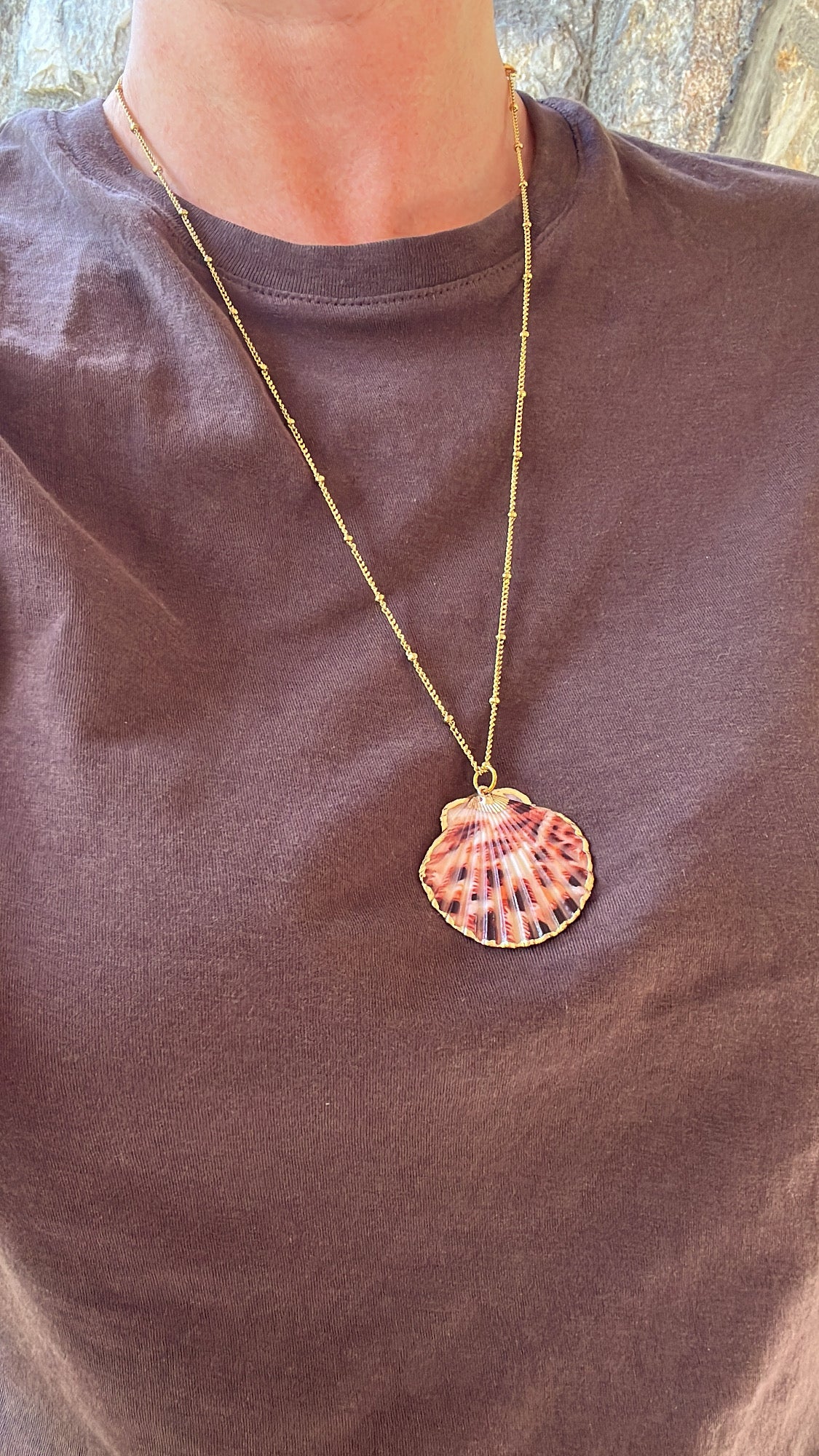 sautoir chaine boule dorée et son pendentif coquillage