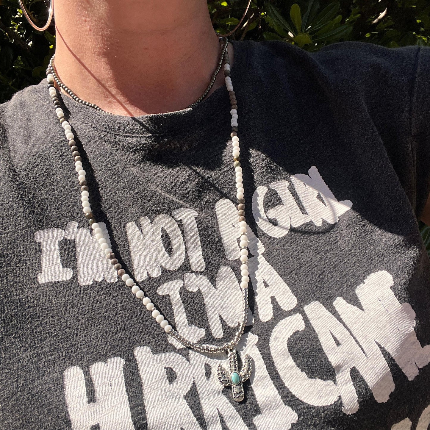 sautoir avec son pendentif cactus argenté et turquoise et perles d'hématite perles naturelles blanches et grises