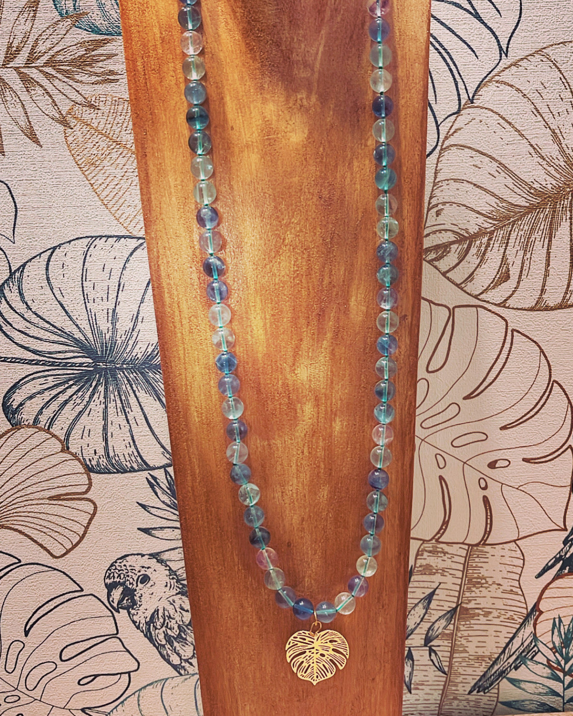 sautoir grosses perles de pierres naturelles de fluorine et pendentif doré feuille