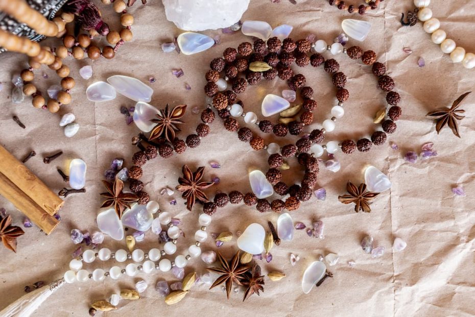 photo d un mala en pierres naturelles, autour du palo santo, des pierres, des anis étoilé.