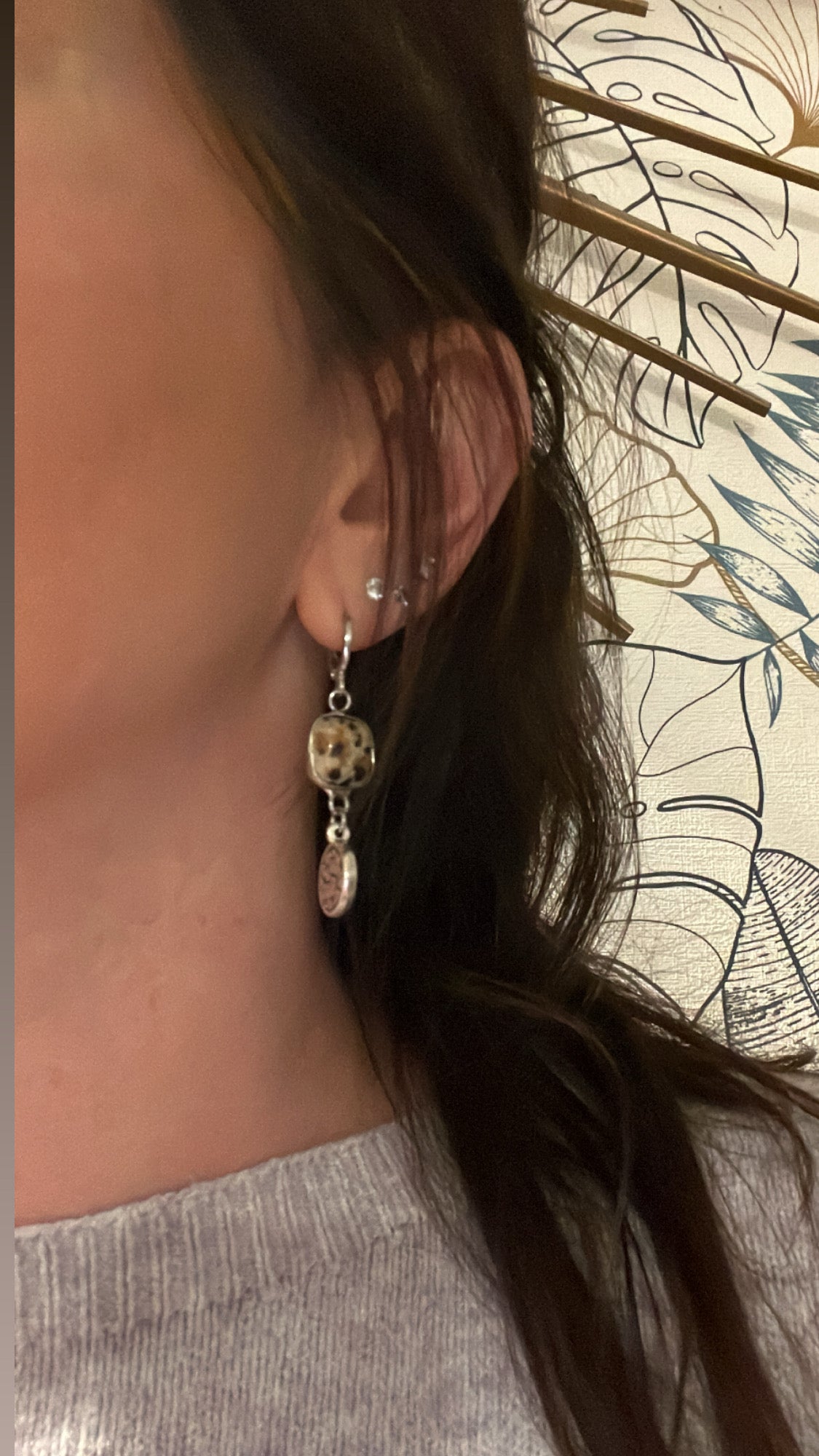 boucles d'oreilles pendantes motif pierre léopard 