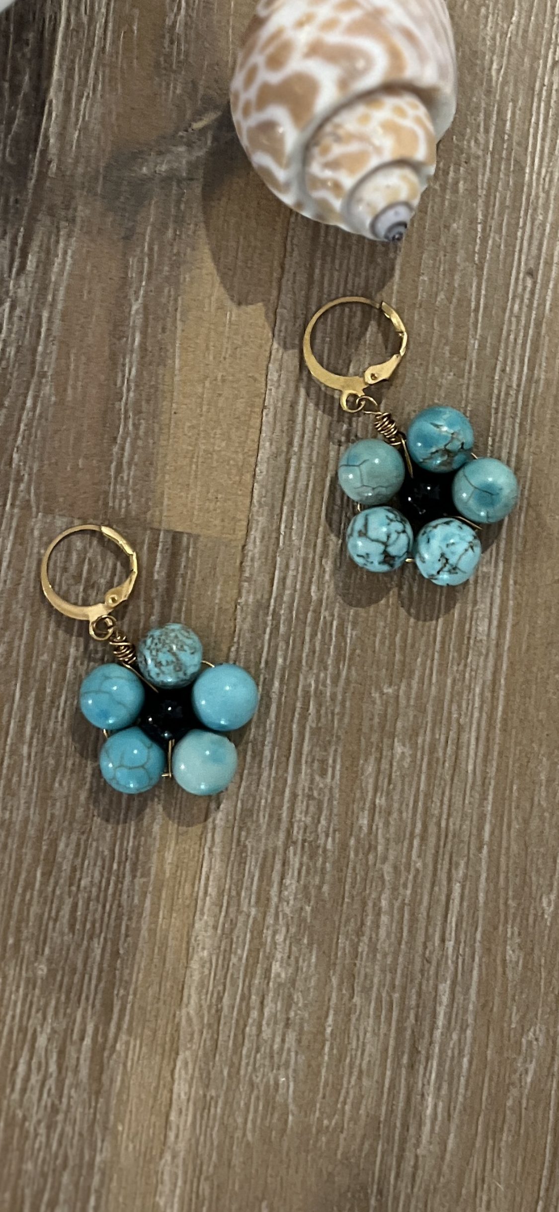 boucles d'oreilles forme fleur en perles de pierres turquoise et onyx